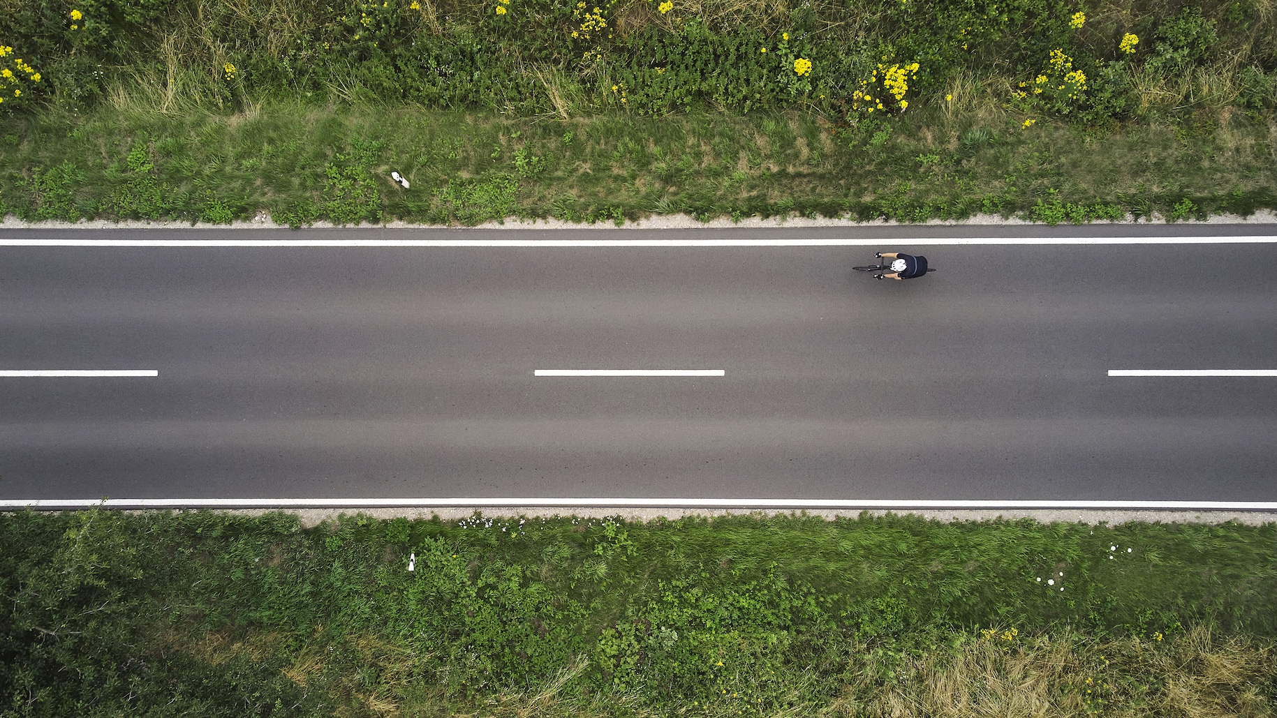 Gründer auf dem Rad – Drohnenaufnahme von oben